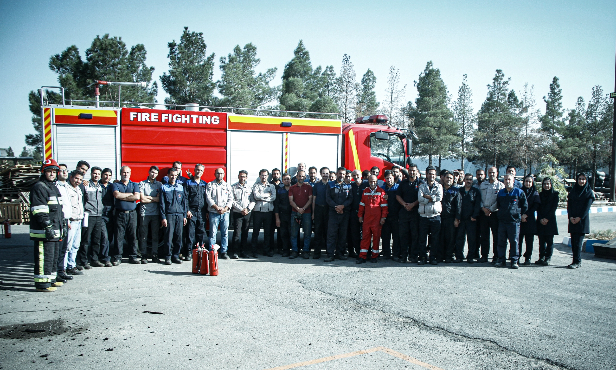 عکس اصلی مانور آتشنشانی با حضور پرسنل و ماشین آتشنشانی