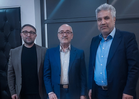 لحظه اهدای لوح تقدیر به آقای ابراهیم آقائی